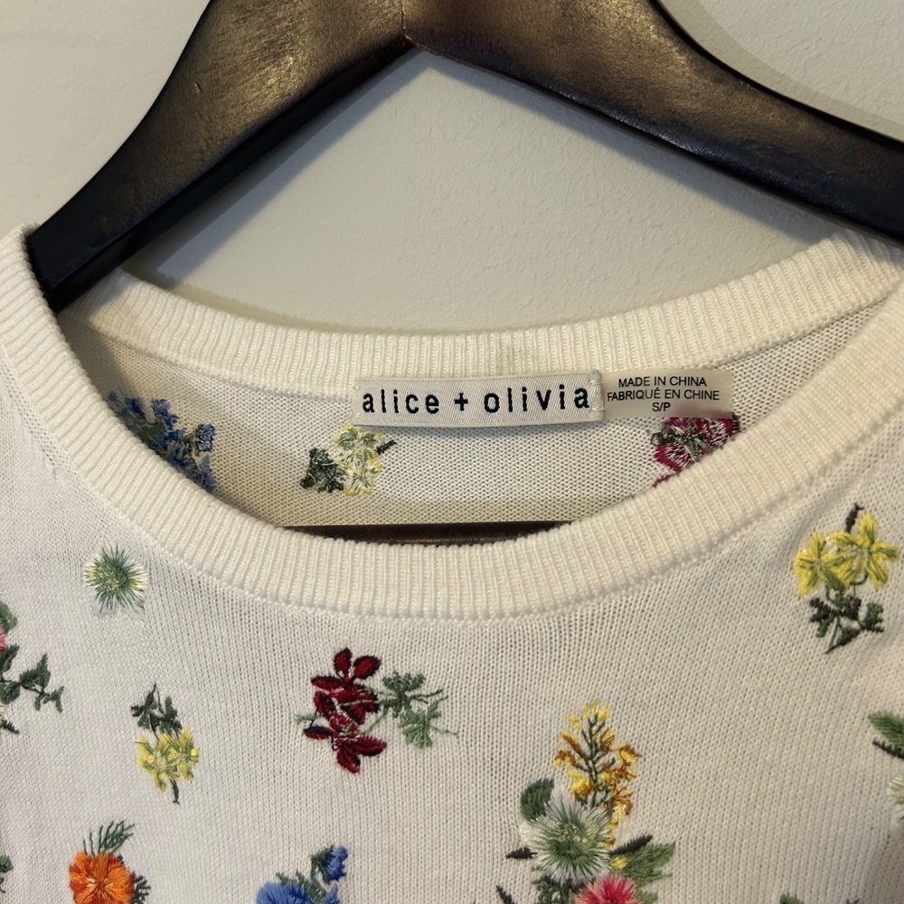 Alice+ Olivia Risa Embroidery Puff Sleeve Sweater Top Small - Picture 8 of 12